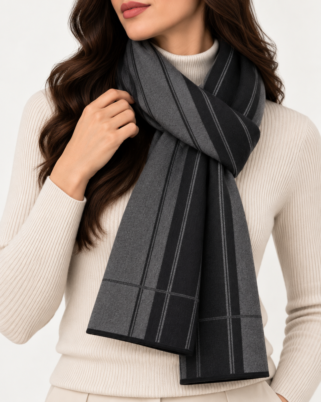 Midnight Stride - luxurious blend of 60% polyester and 40% acrylic. Length of 180 cm and a classic width of 30 cm